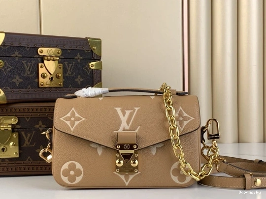 LOUIS EAST POCHETTE METIS VUITTON WEST 0131